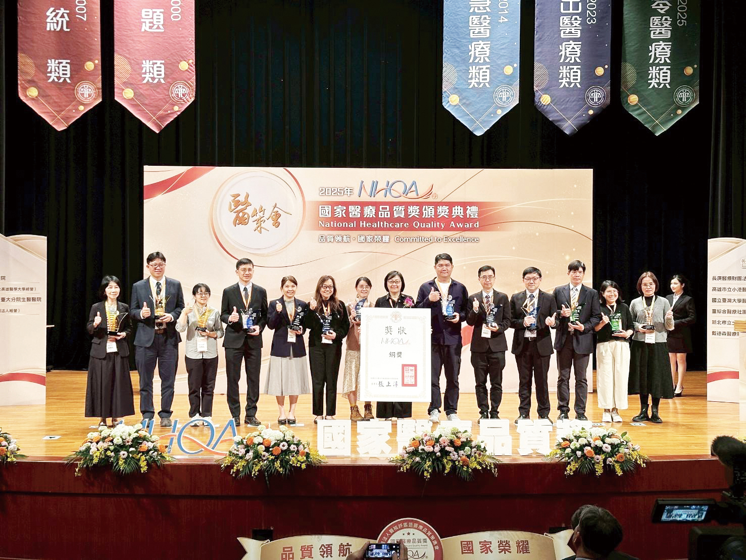 腎臟內科宋志建主任代表領取主題類銅獎